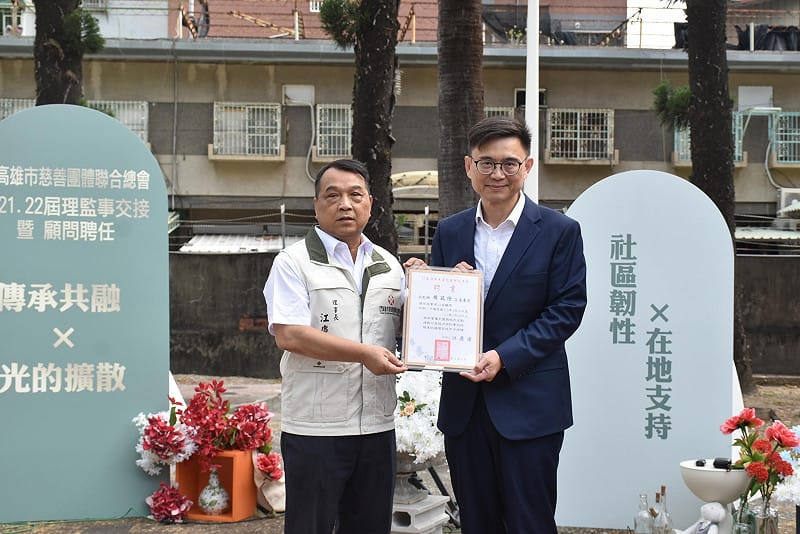 江慶隆(左)頒授賴瑞隆(右)高慈總顧問證書。&nbsp;&nbsp;&nbsp;圖：孫家銘攝