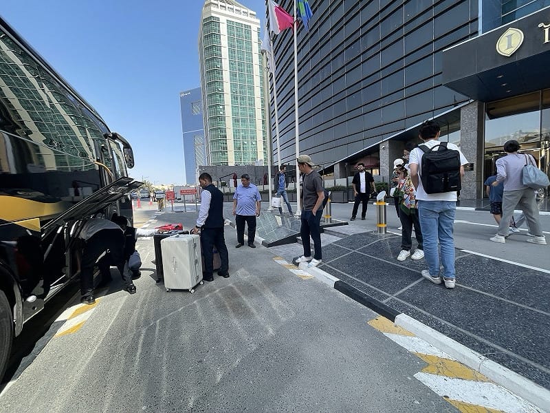 駐沙烏地阿拉伯代表張治平（左二）協助滯留卡達國人及眷屬搭乘巴士前往利雅德。&nbsp;&nbsp;&nbsp;圖：外交部提供