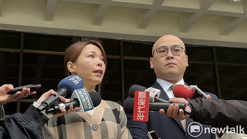 柯文哲委任律師蕭奕弘（右）、民眾黨團主任陳智菡（左）。&nbsp;&nbsp;&nbsp;圖：李宣萱 / 攝