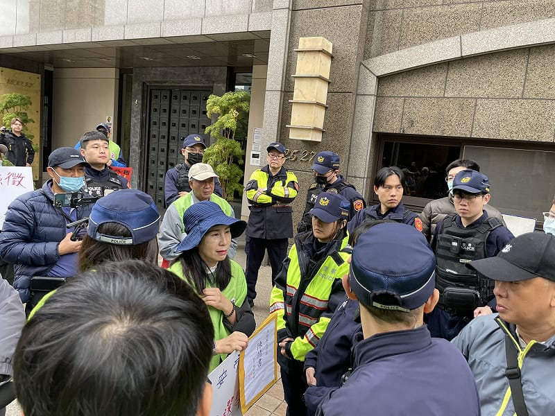 社子島自救會成員欲遞交陳情書給蔣萬安但遭警方阻攔。 圖:翻攝自台灣人權促進會臉書 社子島自救會成員欲遞交陳情書給蔣萬安但遭警方阻攔。 圖:翻攝自台灣人權促進會臉書