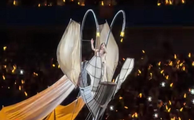 蔡依林深圳場演唱會將原本踩著巨型蛇出場的震撼場景，改成站在海盜船風格的「愉悅之舟」上演唱。&nbsp;&nbsp;&nbsp;圖：翻攝自微博