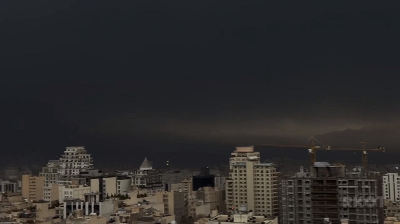  石油燃燒產生的黑煙壟罩在德黑蘭上空，遮蔽了陽光。 圖：擷取自 @nexta_tv X 分享影片 