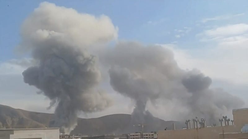  伊斯法罕核設施遭遇美以聯軍導彈襲擊。 圖：擷取自 @NiKiTa_32156 X 分享影片 