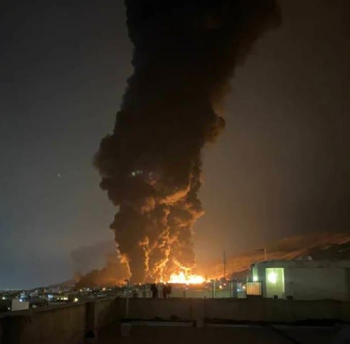 伊朗伊一油庫被炸，火光與濃煙直衝天際。&nbsp;&nbsp;&nbsp;圖 : 翻攝自 X  /  Breaking Alert全球