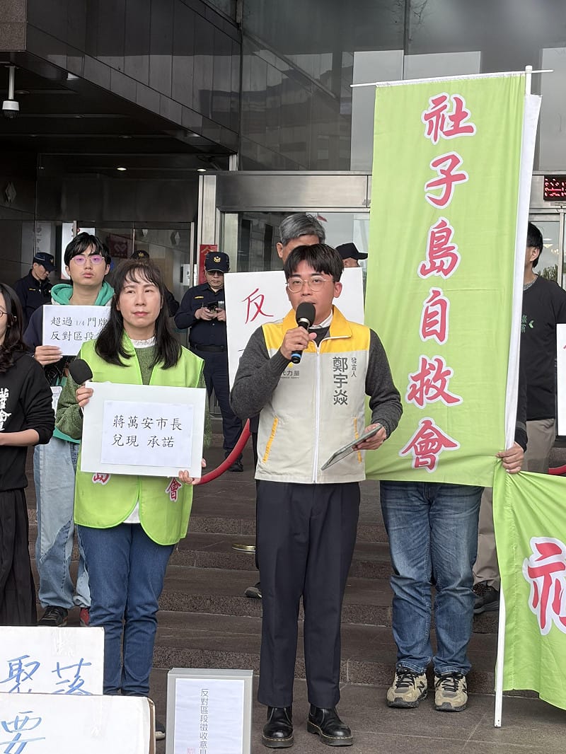  時代力量發言人鄭宇焱（右）也到場聲援「社子島自救會」，批評李四川在卸任前吃「人血饅頭」。 圖：李宣萱/ 攝 