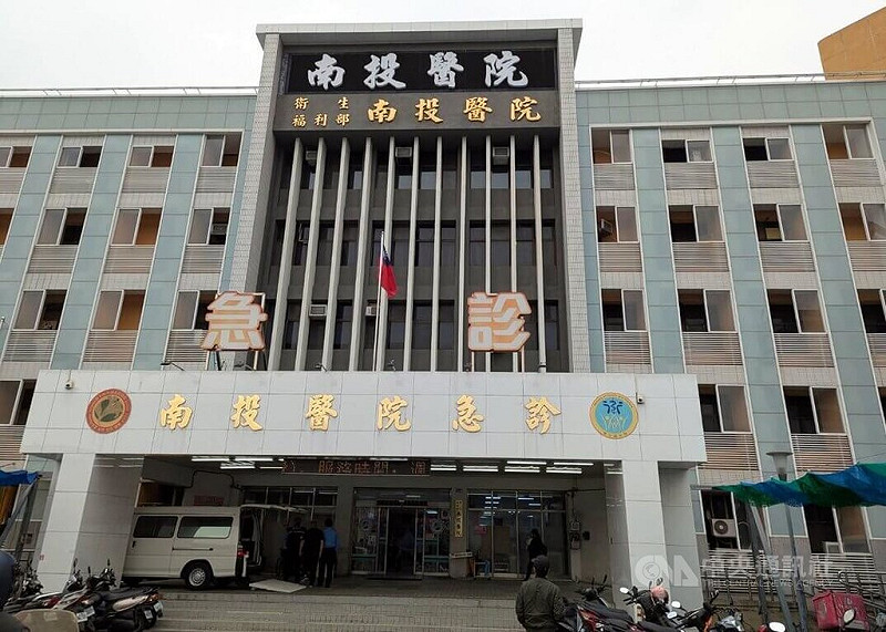 南投縣杉林溪森林遊樂區1輛遊園接駁車9日中午擦撞山壁，失控翻覆並墜谷，車上8人送醫、1人不治。其中2名傷者送衛生福利部南投醫院治療。中央社記者蘇木春攝　115年3月9日&nbsp;&nbsp;&nbsp;