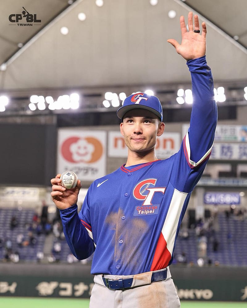 「費仔」在台捷大戰轟出滿貫砲，大會幫他用簽名球換回來，交給他留做紀念。&nbsp;&nbsp;&nbsp;圖：取自CPBL 中華職棒臉書﻿