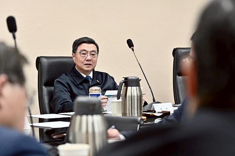 行政院長卓榮泰9日「再次」召集外交部、交通部、經濟部、財政部及金管會等相關部會，針對中東地區情勢進行會議，密切掌握國際局勢發展及各部會因應作為。&nbsp;&nbsp;&nbsp;圖：行政院提供