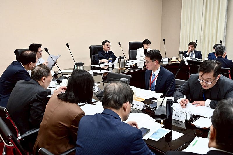 行政院長卓榮泰9日「再次」召集外交部、交通部、經濟部、財政部及金管會等相關部會，針對中東地區情勢進行會議，密切掌握國際局勢發展及各部會因應作為。&nbsp;&nbsp;&nbsp;圖：行政院提供