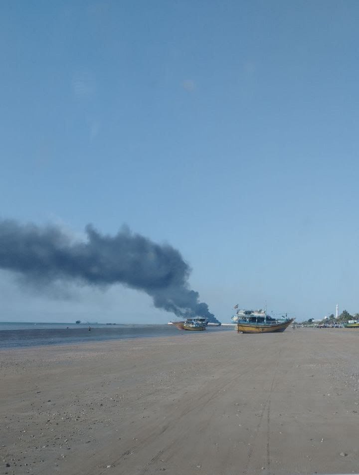  由於伊朗海軍已經幾乎全數遭到消滅，美軍近期開始針對伊朗南部城市的伊朗油輪、商船發起打擊，試圖阻止德黑蘭當局賺取資金。 圖：翻攝自 @BabakTaghvaee1 X 帳號 