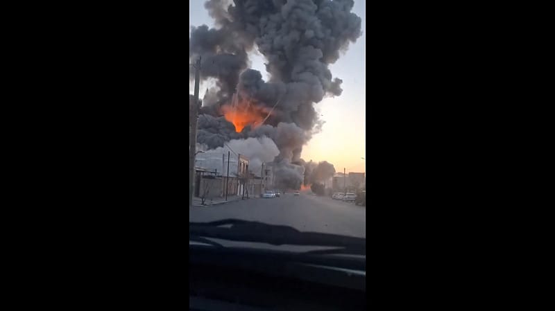  伊朗警察總部也遭遇空襲，爆炸後起火燃燒。 圖：擷取自 @visionergeo X 分享影片 