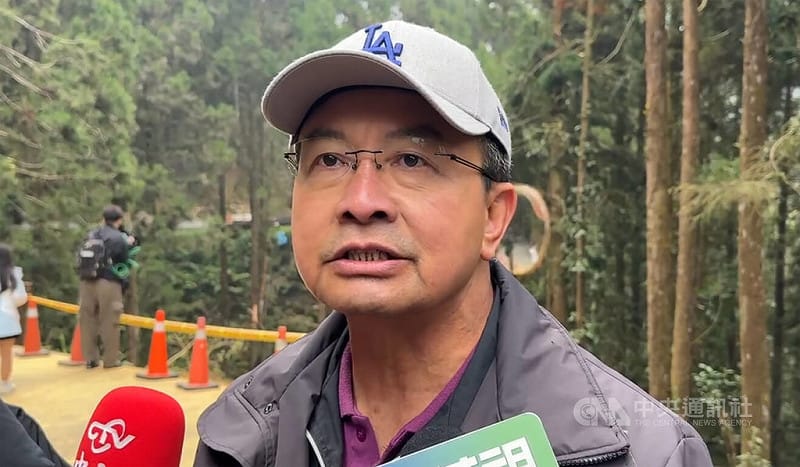 南投縣杉林溪森林遊樂區遊園接駁車9日中午不明原因擦撞山壁失控墜谷，杉林溪自然教育中心館長江華章（前）受訪表示，保險理賠及醫療費用部分，公司會負全責。中央社記者蕭博陽攝　115年3月9日&nbsp;&nbsp;&nbsp;