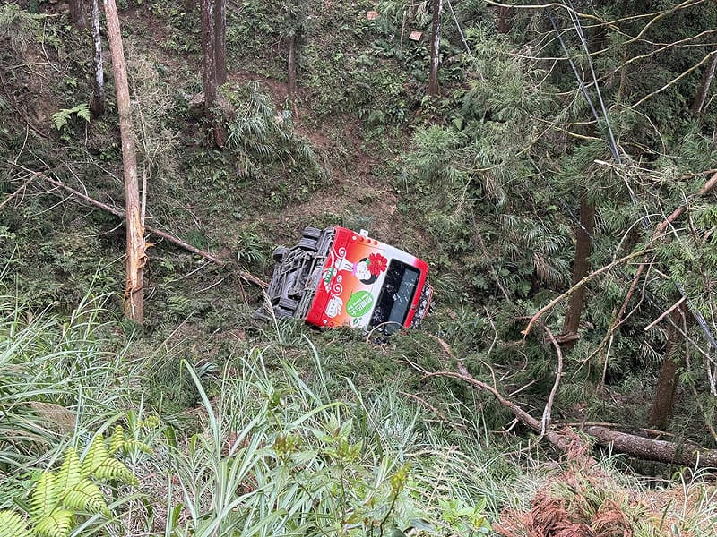 南投縣杉林溪森林遊樂區遊園接駁車9日中午不明原因擦撞山壁失控墜谷，車上載有1名司機及7名遊客，全數送醫，事故原因待釐清。中央社記者蕭博陽攝　115年3月9日&nbsp;&nbsp;&nbsp;