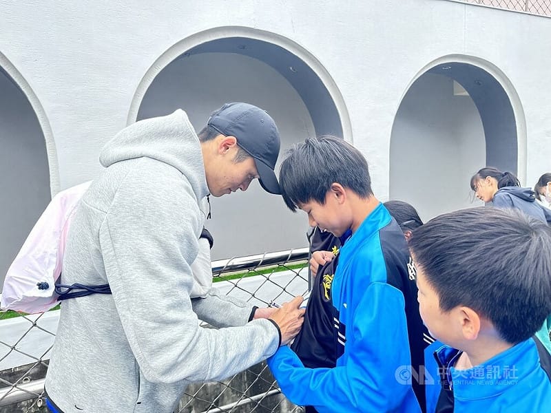 從114年雲林全國運動會後，台灣男子短跑好手陳玟溥（左）打開知名度，現在參賽都會被小選手要求簽名、合照。中央社記者黎建忠攝　115年3月9日&nbsp;&nbsp;&nbsp;