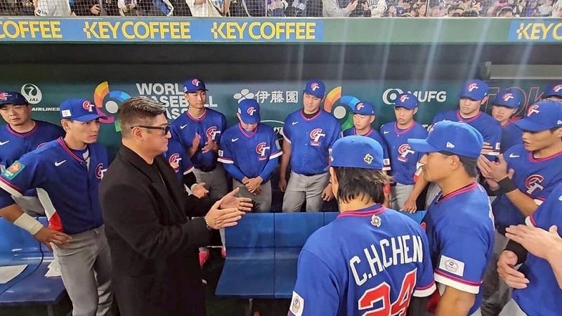 中華民國棒球協會理事長辜仲諒（前排黑衣）在世界棒球經典賽（WBC）期間，到場為台灣隊加油。（中華棒協提供）中央社記者蘇志畬傳真　115年3月9日&nbsp;&nbsp;&nbsp;