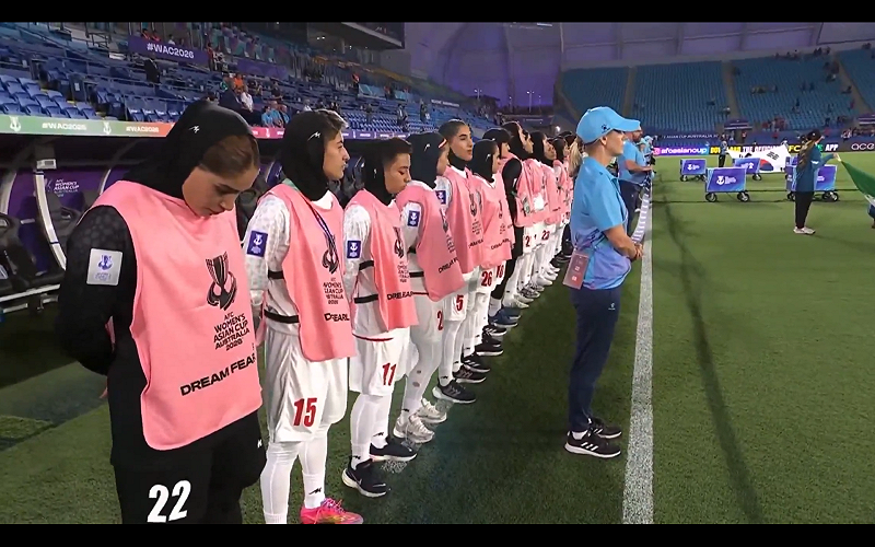 事件起因於伊朗女足在本屆亞洲盃首場比賽前，部分球員在奏國歌時保持沉默，未開口演唱。 圖:翻攝自X帳號@Adam65207241