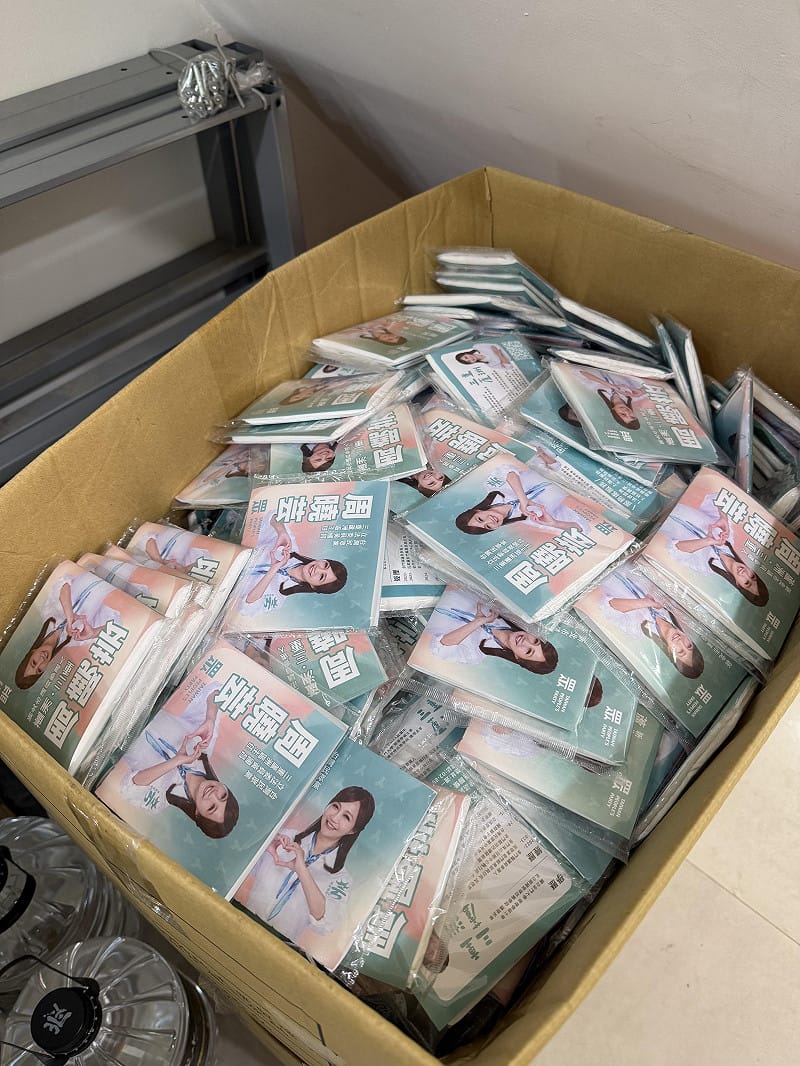 民眾黨主席黃國昌的三蘆區主任周曉芸服務處將由黨籍三蘆區市議員參選人陳彥廷承接，圖為服務處裡還有許多尚未發完、上印有周曉芸字樣的面紙。&nbsp;&nbsp;&nbsp;圖：周煊惠 / 攝