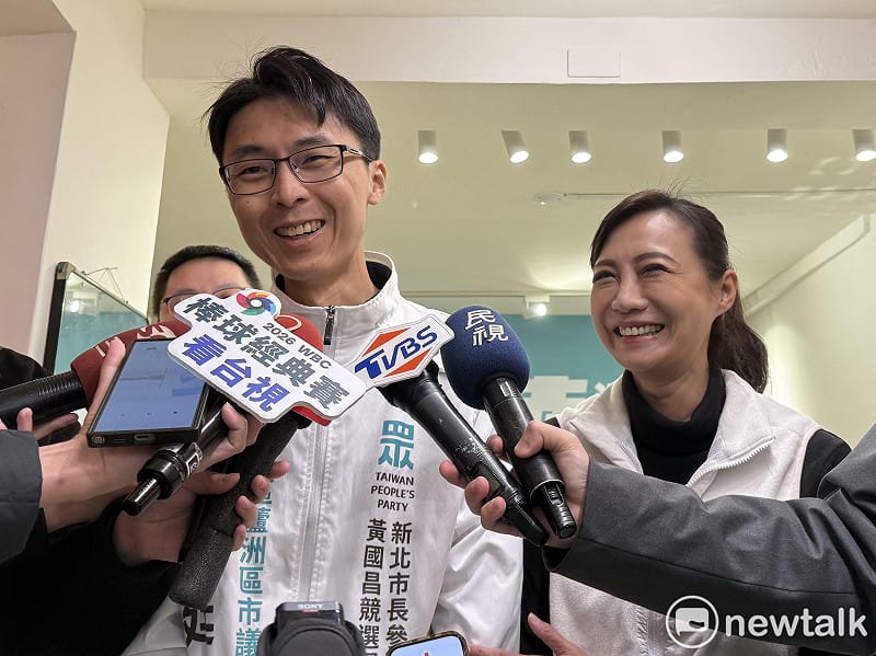 民眾黨主席黃國昌的三蘆區主任周曉芸（右）與三蘆區市議員參選人陳彥廷（左）今天合體，展現團結。&nbsp;&nbsp;&nbsp;圖：周煊惠 / 攝