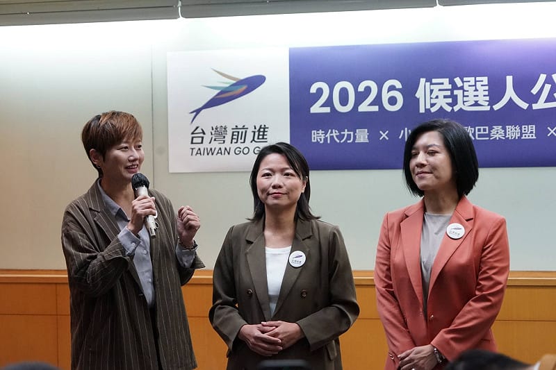  「小歐盟」此次推出李惠暄（右）與蔡佩珊（中）參選中山大同區及台中北屯區。圖左為「小歐盟」召集人林詩涵。 圖：台灣基進 提供 