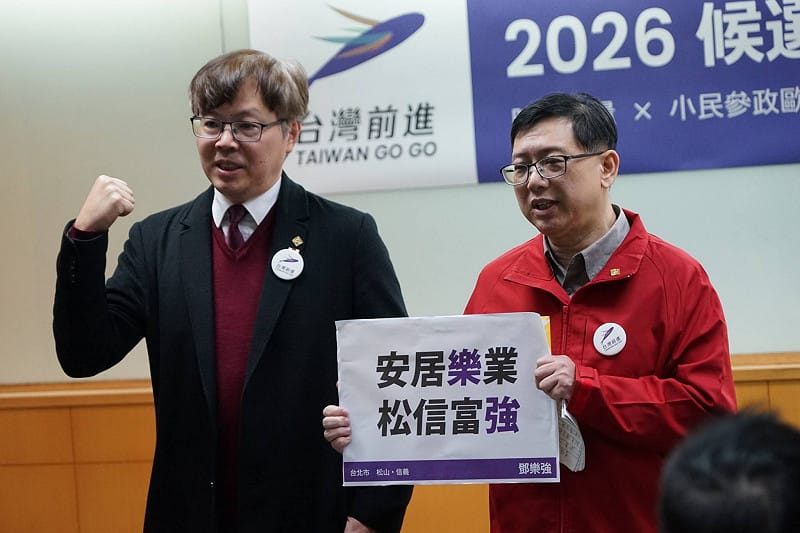  台灣基進此次推出具備深厚國安背景的港裔台灣人鄧樂強（右）。圖左為台灣基進黨主席王興煥。 圖：台灣基進 提供 
