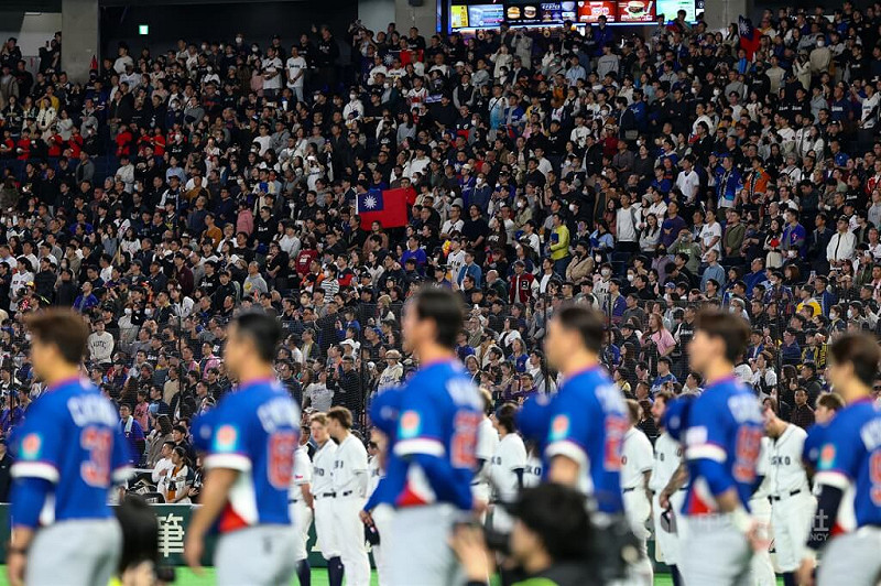 經典賽台灣隊7日在日本東京巨蛋與捷克隊交手，賽前儀式台灣隊球迷展開中華民國國旗，為球員加油。中央社記者王騰毅東京攝 115年3月7日&nbsp;&nbsp;&nbsp;