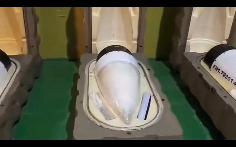 伊朗軍方 9 日罕見公開地下飛彈生產線畫面，顯示隧道內仍有彈道飛彈在流水線上組裝。&nbsp;&nbsp;&nbsp;圖:翻攝自影片