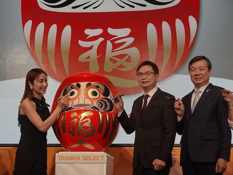 日本女星矢田亞希子（左1）、外貿協會董事長黃志芳（左2）、駐日大使李逸洋（左3）進行「達摩點睛」儀式。&nbsp;&nbsp;&nbsp;圖：翻攝李逸洋臉書