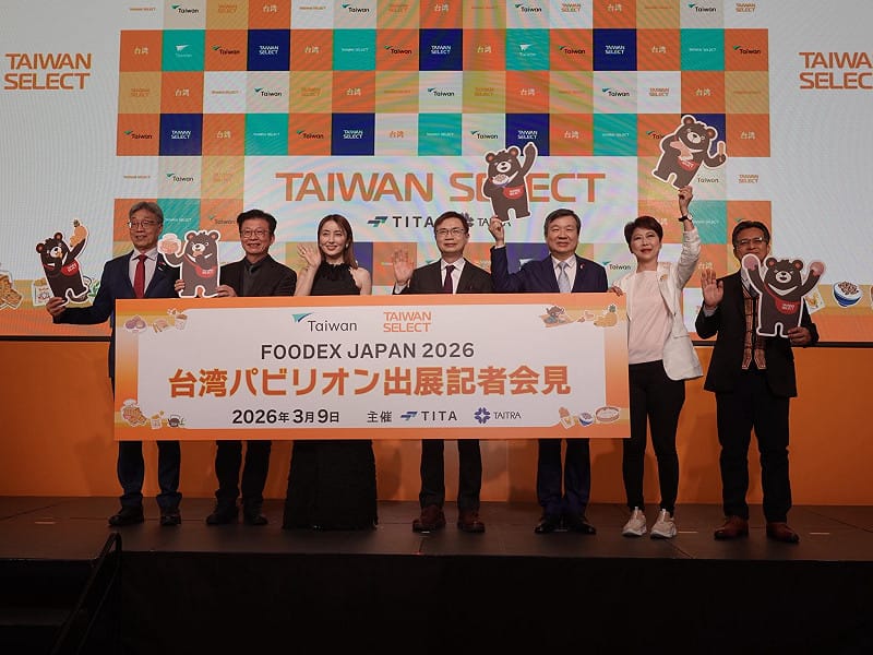 第51屆東京國際食品展於10日開幕，外貿協會9日舉辦「台灣館」展前記者會，駐日大使李逸洋、農業部長陳駿季、外貿協會董事長黃志芳、原民會副主委谷縱．喀勒芳安（Qucung Qalavangan）、以及立委陳亭妃與郭國文都出席記者會，同時還邀請日本女星矢田亞希子出席。&nbsp;&nbsp;&nbsp;圖：翻攝李逸洋臉書