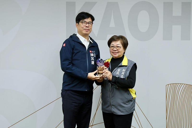 陳其邁(左)表揚新興區仁聲里里長蕭育霞(右)。&nbsp;&nbsp;&nbsp;圖：高雄市民政局/提供