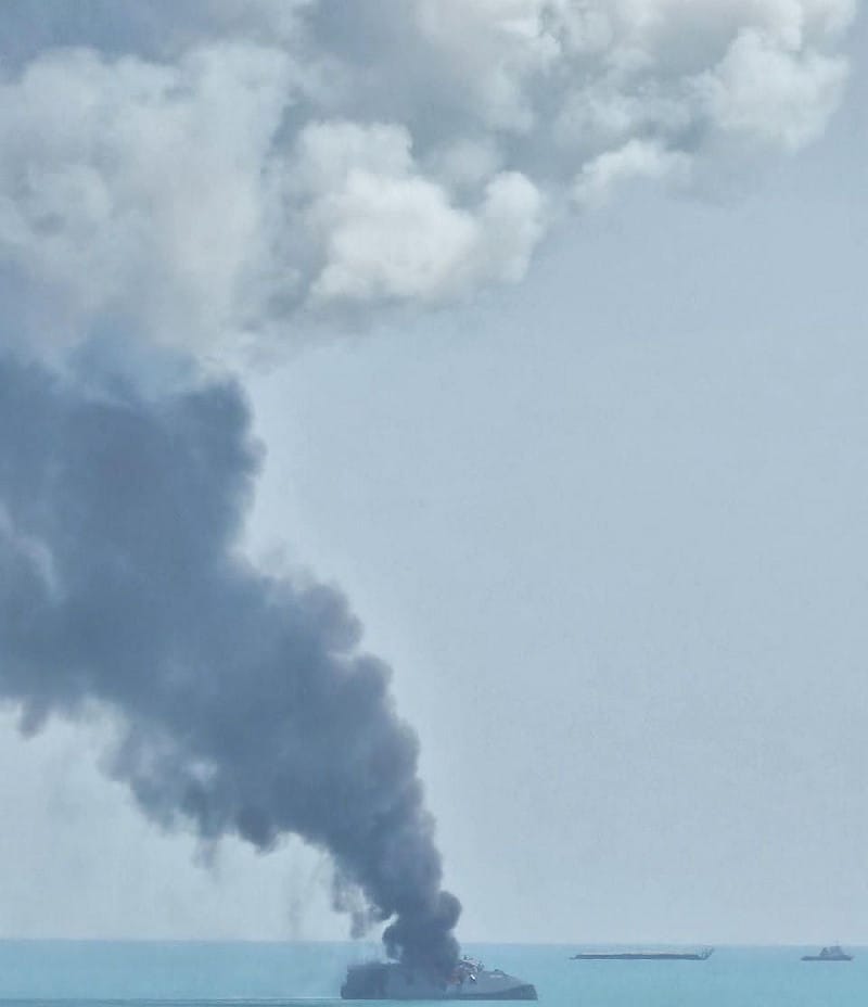 3 月 8 日下午 1 點，位於班達爾倫格的港口，一艘蘇萊曼尼級戰艦被擊中，濃煙滾滾升騰。 圖:翻攝自X帳號@visionergeo