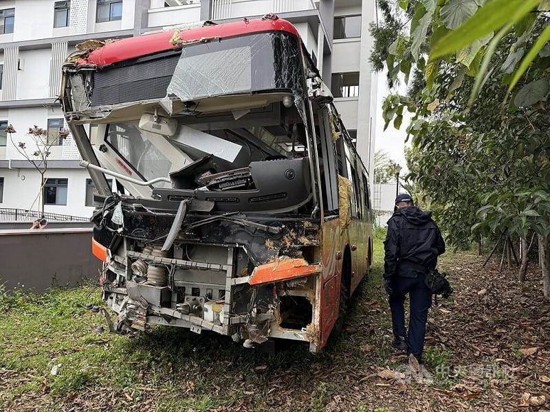 南投縣杉林溪森林生態渡假園區1輛園區電動接駁車9日墜落邊坡，釀駕駛與乘客共1死7傷，南投縣警察局鑑識人員、國家運輸安全調查委員會10日採證，可見車身嚴重損毀。中央社記者蕭博陽南投縣攝　115年3月10日&nbsp;&nbsp;&nbsp;