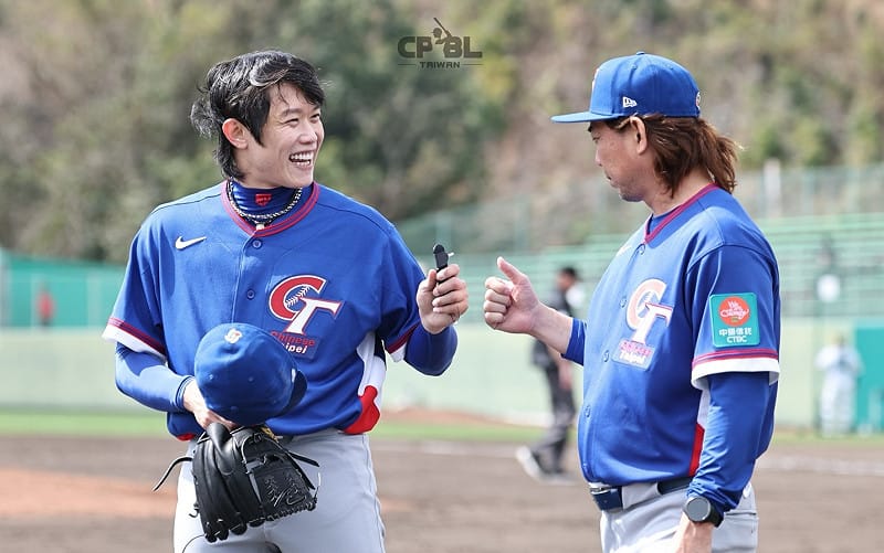 陳冠宇（左）坦言，國家隊這件球衣穿上去很驕傲，但也充滿了重量，承載了所有棒球人的夢想、全台灣人民的力量，很值得驕傲。&nbsp;&nbsp;&nbsp;圖：取自CPBL 中華職棒臉書﻿