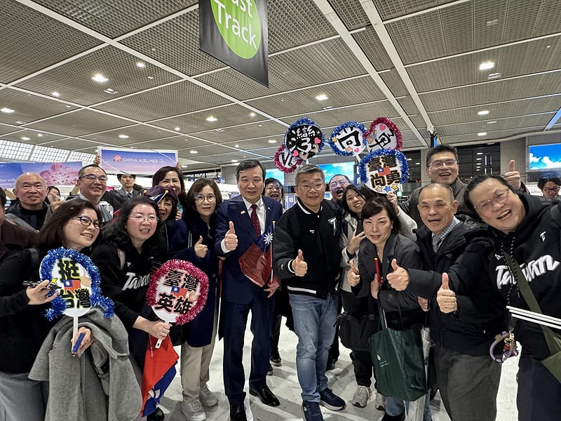 2026年世界棒球經典賽（WBC）台灣代表隊結束東京小組賽事，駐日大使李逸洋率團逾百人到東京成田機場送機。李大使、中職會長蔡其昌與加油團合影。&nbsp;&nbsp;&nbsp;圖：駐日代表處提供