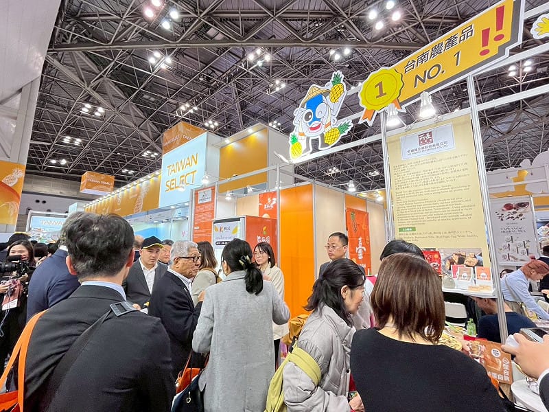 「東京國際食品展登場，台南市長黃偉哲率團出席向各界推薦台南豐富多元的農漁特產與加工食品，值得一提的是，這次台南集結超過100種以上產品參展，盼藉由4天的東京食品展讓更多國際買家認識台南、品味台南，開啟更多合作契機。&nbsp;&nbsp;&nbsp;圖：台南市政府提供