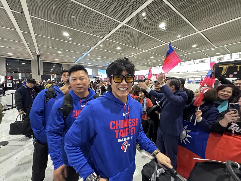 2026年世界棒球經典賽（WBC）台灣代表隊結束東京小組賽事，駐日大使李逸洋率團逾百人到東京成田機場送機。圖為宣布退出國家隊的陳冠宇。&nbsp;&nbsp;&nbsp;圖：駐日代表處提供