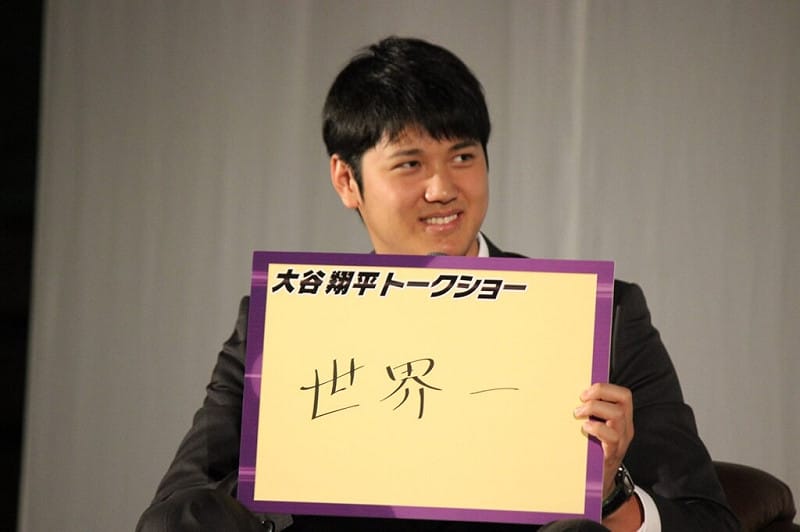 大谷翔平從花卷東高中畢業後，於2016年回校參加60週年校慶，對談時宣示要成為「世界第一」。（圖取自facebook.com/hanamakihigashi）&nbsp;&nbsp;&nbsp;