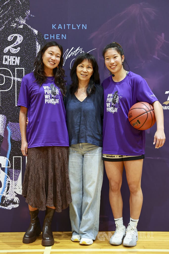 台裔籃球好手、WNBA球員陳紫柔（右）指導台灣基層女籃選手，場邊也開心與媽媽Sandy（中）、姐姐Rebecca（左）一同合影。中央社記者鄭清元攝　115年3月10日&nbsp;&nbsp;&nbsp;