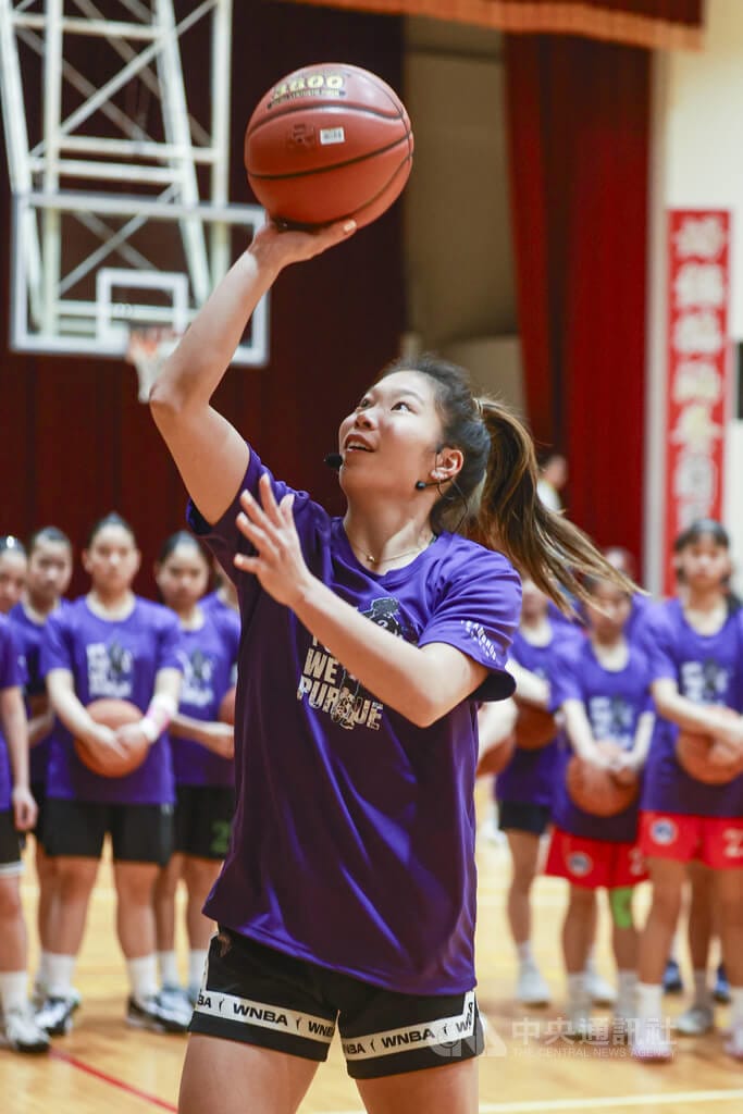 WNBA台裔球員陳紫柔（前）10日在新北市舉辦公益籃球訓練營，親自指導台灣基層女籃選手、示範上籃技巧，學員們場邊觀摩學習。中央社記者鄭清元攝　115年3月10日&nbsp;&nbsp;&nbsp;