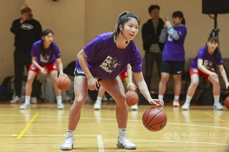 WNBA台裔球員陳紫柔（前）親自指導台灣基層女籃選手運球訓練等，也分享她從美國大學籃球到職業舞台的經歷。中央社記者鄭清元攝　115年3月10日&nbsp;&nbsp;&nbsp;