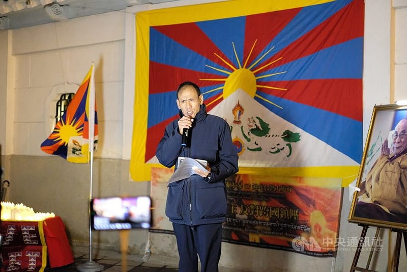 今年是310西藏抗暴日67週年，在台藏人福利協會、西藏青年會台灣分會等團體10日晚間在自由廣場舉辦燭光晚會。達賴喇嘛西藏宗教基金會董事長格桑堅參代讀藏人行政中央於圖伯特自由抗暴67週年紀念集會上的講話。&nbsp;&nbsp;&nbsp;圖：中央社