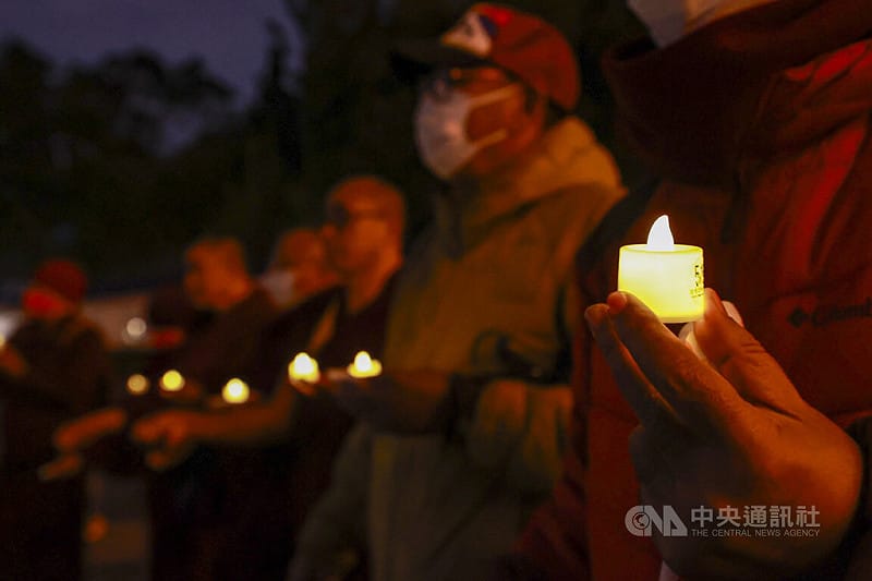 多個在台藏人團體10日晚間在台北自由廣場舉辦「310圖伯特（西藏）抗暴日67週年燭光晚會」，與會民眾手持燭光靜走繞行，以行動表達對西藏議題的關注。&nbsp;&nbsp;&nbsp;圖：中央社
