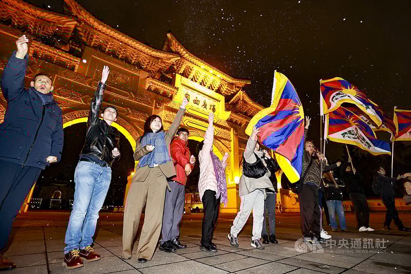 紀念西藏抗暴67週年，西藏台灣人權連線等民團10日晚間在台北自由廣場舉行燭光晚會，眾人在活動尾聲時一同撒下青稞粉進行傳統「煙供」儀式，為西藏祈願和平。&nbsp;&nbsp;&nbsp;圖：中央社