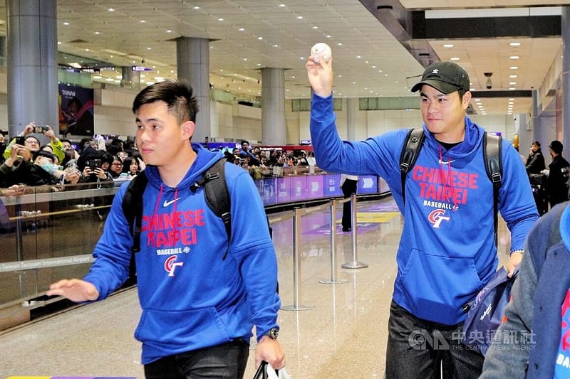 WBC經典賽C組預賽結束，台灣隊11日凌晨搭機抵台，第二航廈接機大廳更湧入逾300名球迷以行動力挺台灣隊，球員宋晟睿（右）也向球迷展示棒球，球迷直呼「是接殺韓國的最後一顆球」。中央社記者吳睿騏桃園機場攝　115年3月11日&nbsp;&nbsp;&nbsp;