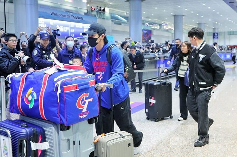 WBC經典賽C組預賽結束，台灣隊11日凌晨搭機抵台，台灣隊長陳傑憲現身接機大廳，球迷也喊出Team Taiwan以及加油，人氣旺盛。中央社記者吳睿騏桃園機場攝　115年3月11日&nbsp;&nbsp;&nbsp;