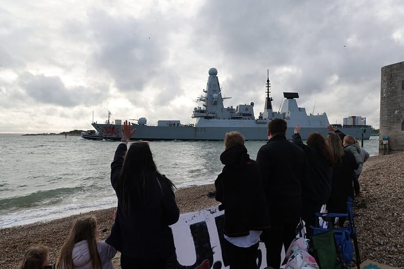 英國海軍45型防空驅逐艦「龍號」10日自英格蘭南部軍港啟程往東地中海執行任務，數百親友民眾目送。&nbsp;&nbsp;&nbsp;圖：英國國防部提供