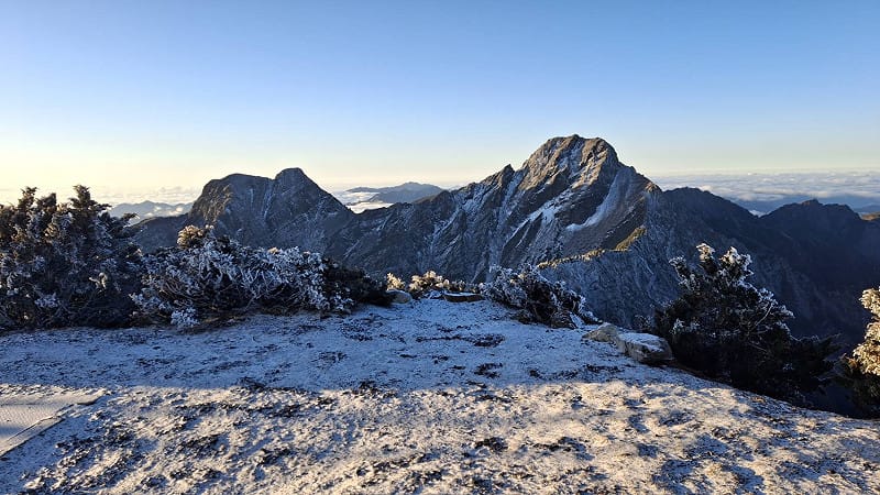 今天清晨的玉山雪景。&nbsp;&nbsp;&nbsp;圖：中央氣象署／提供