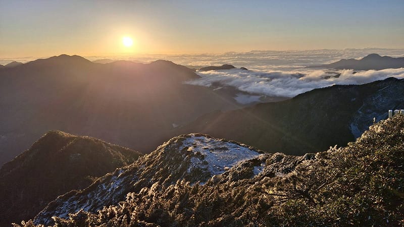 日出照耀覆蓋著白雪的玉山。&nbsp;&nbsp;&nbsp;圖：中央氣象署／提供