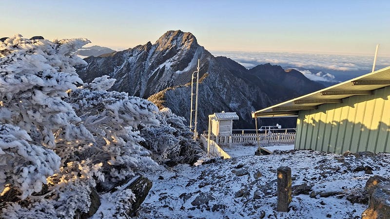 玉山觀測站也被積雪覆蓋。&nbsp;&nbsp;&nbsp;圖：中央氣象署／提供