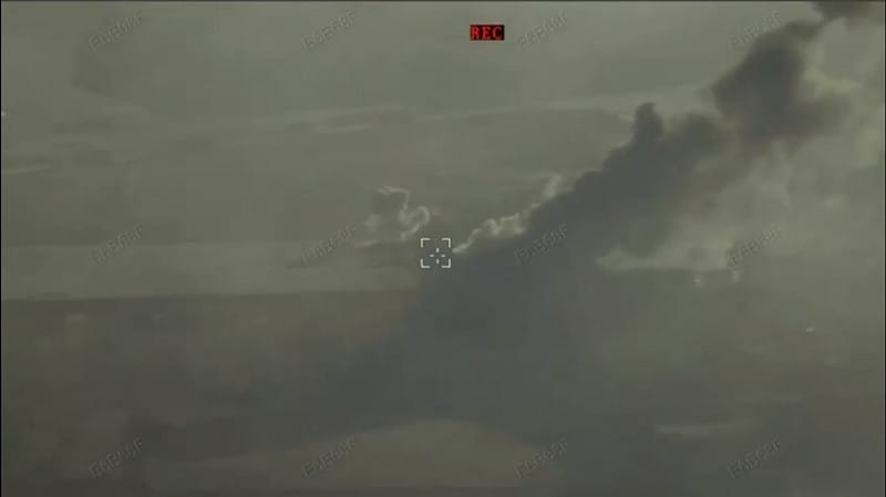 俄軍在頓涅茨克前線設立的「沙赫德」無人機儲存、發射設施也遭遇烏軍襲擊。&nbsp;&nbsp;&nbsp;圖：擷取自 @NOELreports X 分享影片