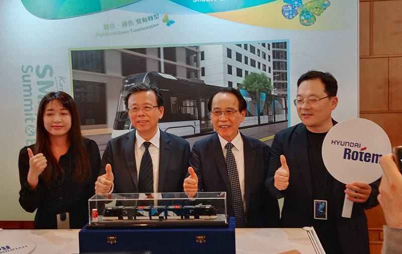 胡書賓(左二)於展前記者會陪同林欽榮(右二)參觀高韓國現代樂鐵展區。&nbsp;&nbsp;&nbsp;圖：孫家銘攝